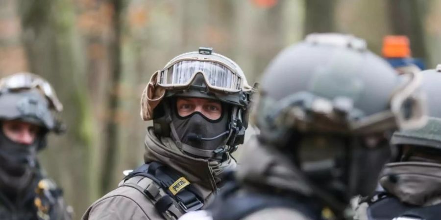 Polizisten mit Schutzausrüstung nehmen an einem Grosseinsatz im Dannenröder Forst teil. Foto: Nadine Weigel/Nadine Weigel