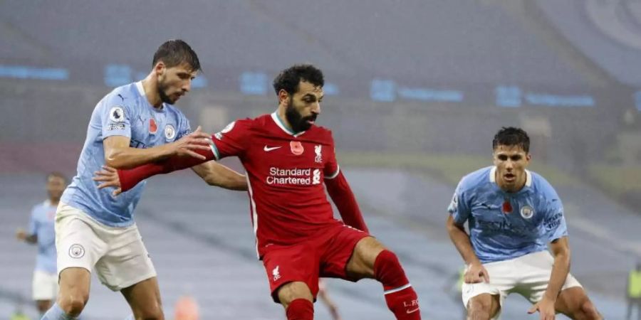 Mohamed Salah (M.) wurde positiv auf das Coronavirus getestet. Foto: Clive Brunskill/Pool Getty/dpa