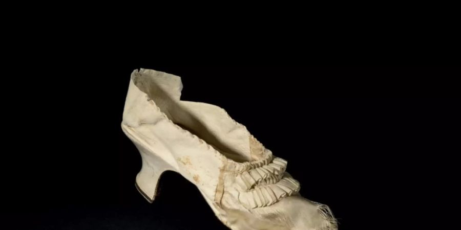 Der verteigerte Schuh hat in etwa die Grösse 36