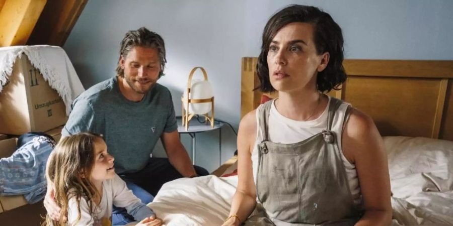 Marlene (Julia-Maria Köhler, r.), Thorsten (Sebastian Ströbel) und Kiki (Leslie Seidenberg) in einer Szene des Films "Kinder und andere Baustellen". Foto: Hendrik Heiden/ZDF/dpa