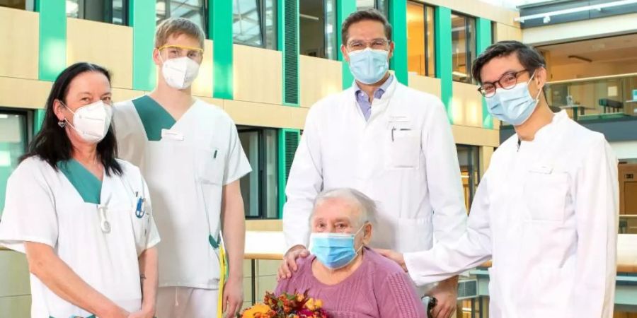 Die 97-jährige Else Troche hat Covid-19 überlebt. Foto: Thomas Oberländer/Helios Kliniken/dpa