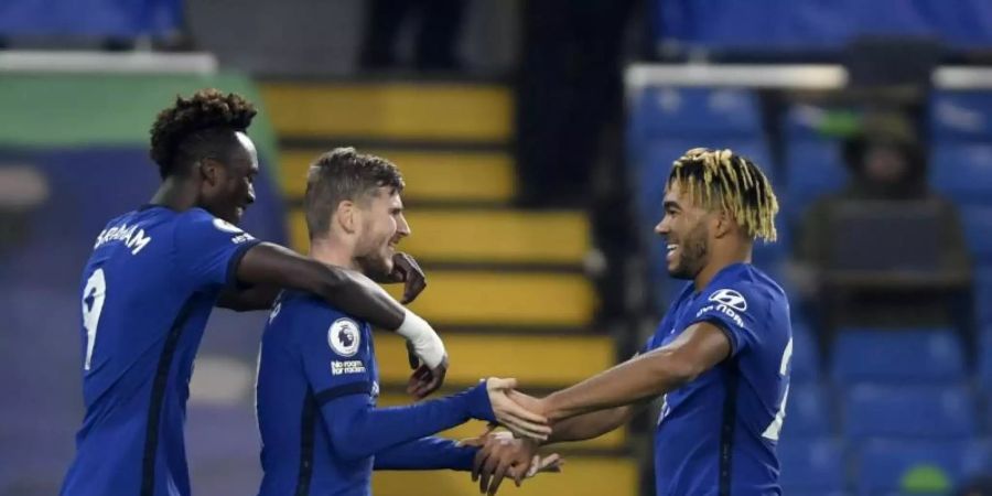 Chelseas Timo Werner (M) feiert mit Tammy Abraham (l) und Reece James, nachdem er das vierte Tor seiner Mannschaft erzielt hat. Foto: Mike Hewitt/Pool Getty/AP/dpa