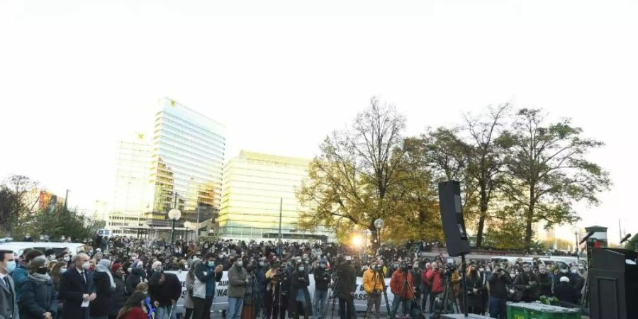 Bürger und Journalisten nehmen an der Gedenkveranstaltung der Jüdischen HochschülerInnenschaft der ÖH Uni Wien und der Muslimischen Jugend Österreichs (MJÖ) für die Opfer des Anschlags in der Wiener Innenstadt teil. Foto: Helmut Fohringer/APA/dpa