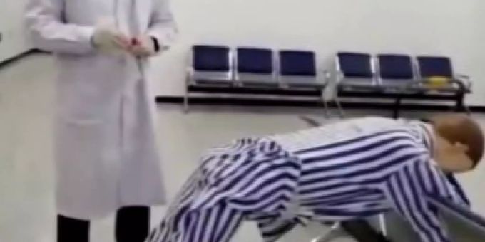 Im Erklär-Video - China zeigt, wie ein Füdli-Corona-Test funktioniert