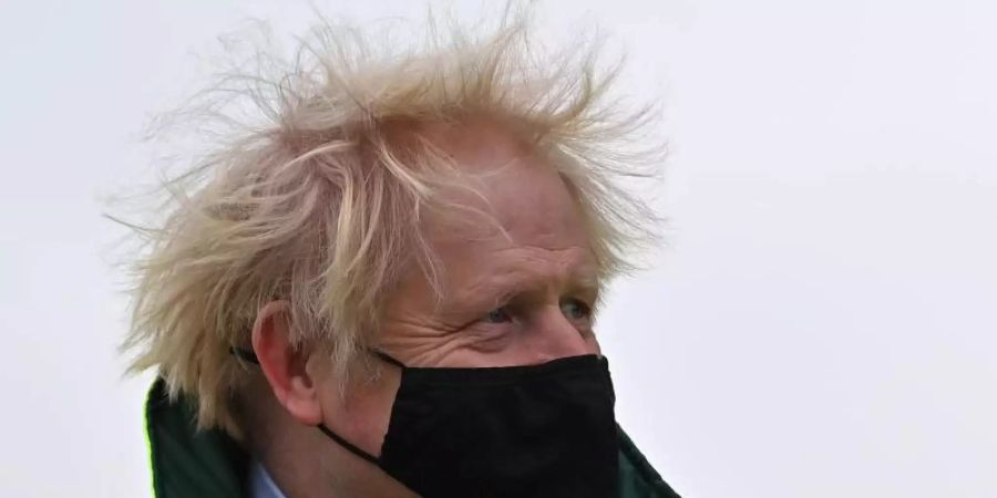 Premier Boris Johnson trotzt dem stürmischen Wetter. Foto: Paul Ellis/PA Wire/dpa