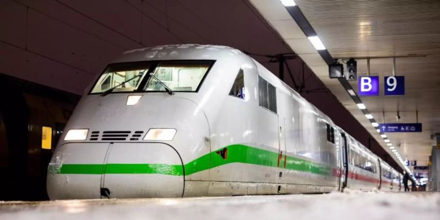 Ein Zug steht an einem verschneiten Bahnsteig im Hauptbahnhof von Hannover. Foto: Moritz Frankenberg/dpa