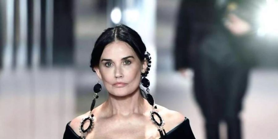 Schon im Februar 2021 sorgte Schauspielerin Demi Moore bei der Eröffnung der Fendi-Show an der Pariser Fashion Week für Getuschel.