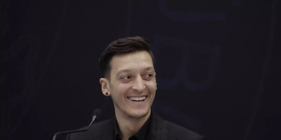 Mesut Özil während der Vorstellung bei seinem neuen Fussballverein Fenerbahce Istanbul. Foto: ---/AP/dpa