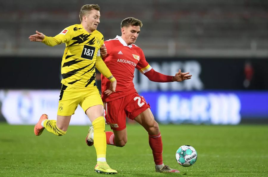 BVB-Captain Marco Reus (l.) behauptet gegen den Berliner Grischa Proemel (r.) die Kugel.