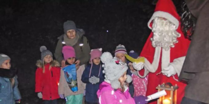 Kindergärtler besuchen den Samichlaus.