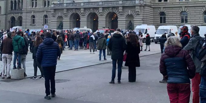 Über 100 Menschen auf dem Bundesplatz in Bern. Bundesplatz Bern