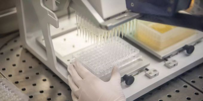 Eine Laborantin bei der Arbeit im Labor. (Symbolbild) Biotech Laborantin