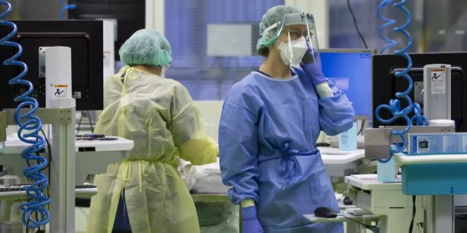 Ärzte und Pflegende kümmern sich um Covid-Patienten in einer Intensivstation im Universitätsspital Basel, am Montag, 28. Dezember 2020, in Basel. (Symbolbild) Spital Basel