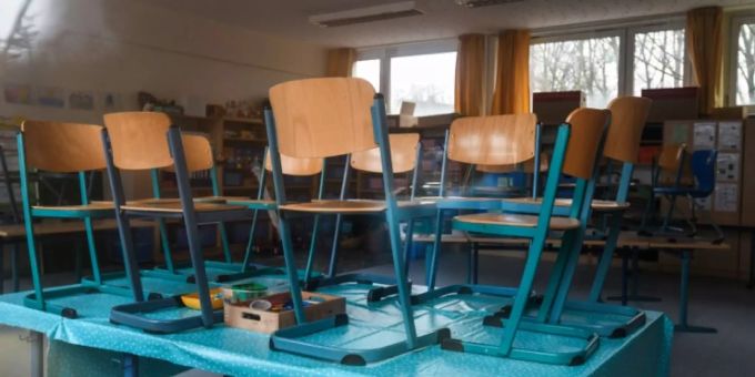 Hochgestellte Stühle an Schule in Dortmund Hochgestellte Stühle an Schule in Dortmund