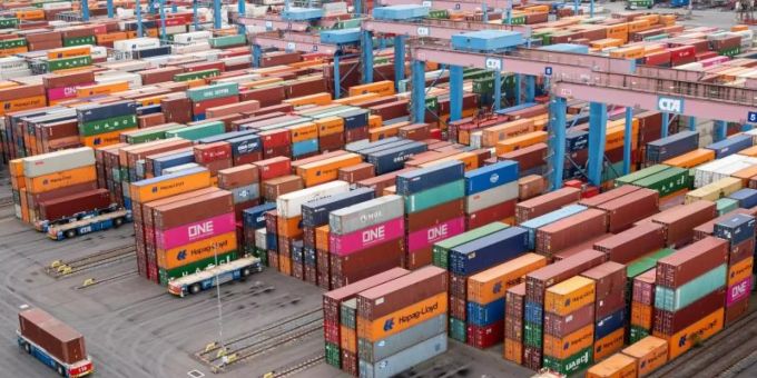 Container Terminal Altenwerder im Hamburger Hafen. Das Bruttoinlandsprodukt in Deutschland ist im dritten Quartal gegenüber dem Vorquartal um 8,5 Prozent gestiegen. Bruttoinlandsprodukt