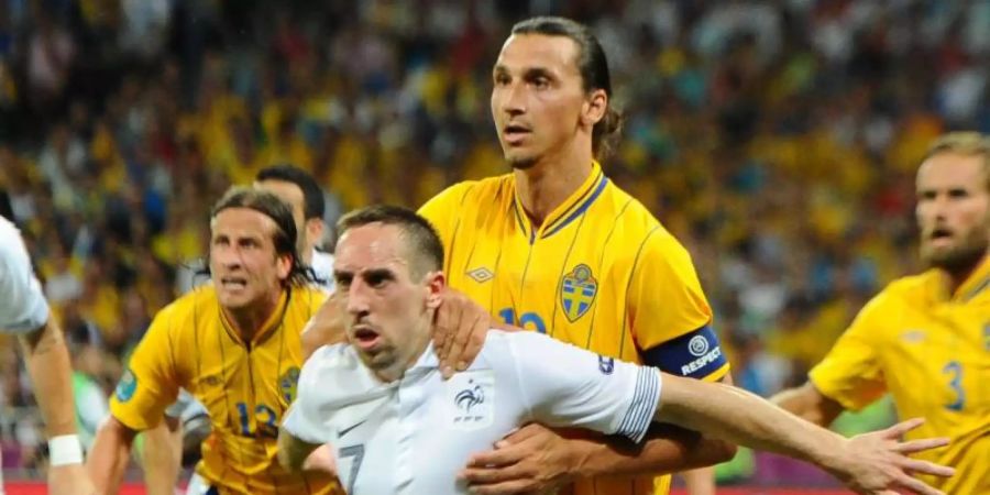 Oft sind sich Franck Ribéry (M/vorn) und Zlatan Ibrahimovic (dahinter) noch nicht in die Quere gekommen, wie hier bei der EURO 2012. Foto: picture alliance / dpa