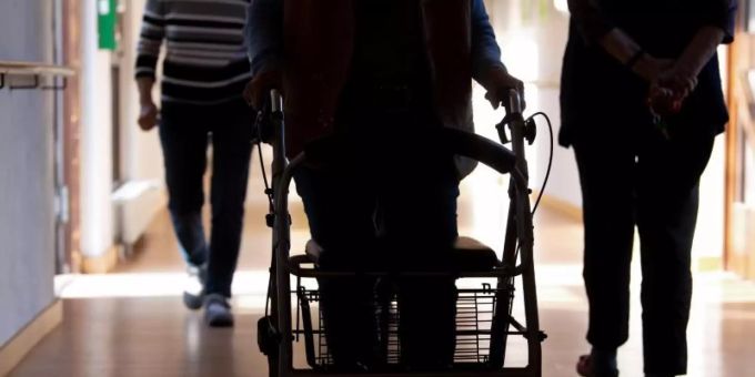 Der Bundespflegebevollmächtigte fordert, dass Heimbewohner selbst bestimmen sollen, ob sie Besuch empfangen wollen. Foto: Sven Hoppe/dpa Der Bundespflegebevollmächtigte fordert, dass Heimbewohner selbst bestimmen sollen, ob sie Besuch empfangen wollen. Foto: Sven Hoppe/dpa