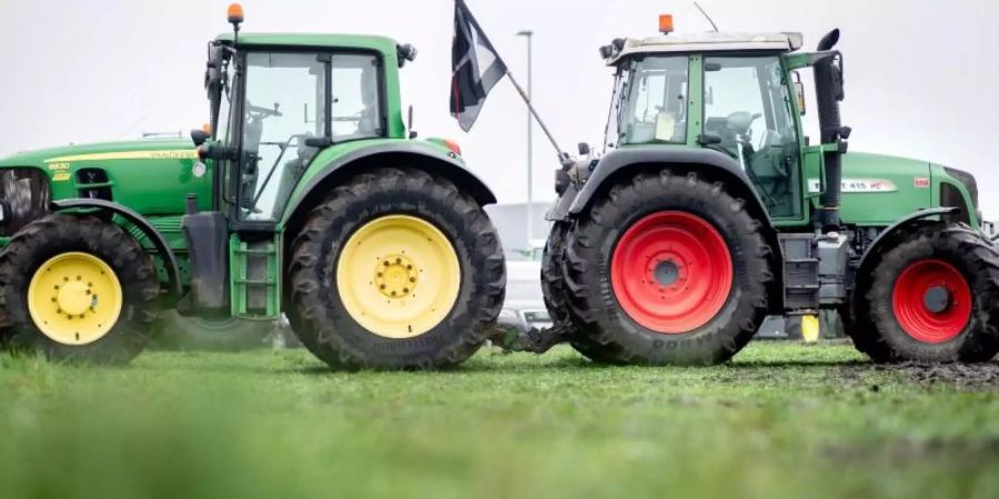 Landwirte blockierten mit ihren Traktoren die Zufahrt zum Zentrallager von Lidl. Foto: Hauke-Christian Dittrich/dpa