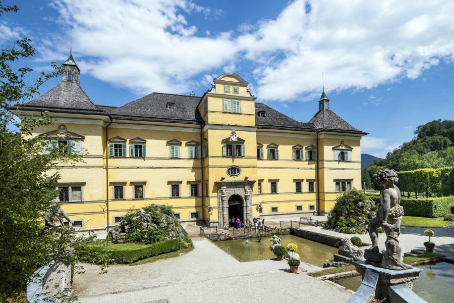 Schloss Hof Eingang Brunnen gelb Salzburg