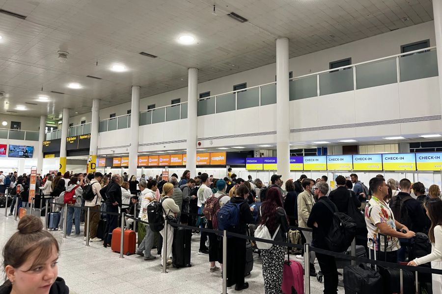 Passagiere stehen in Warteschlangen am Flughafen Gatwick (GB) im South Terminal.