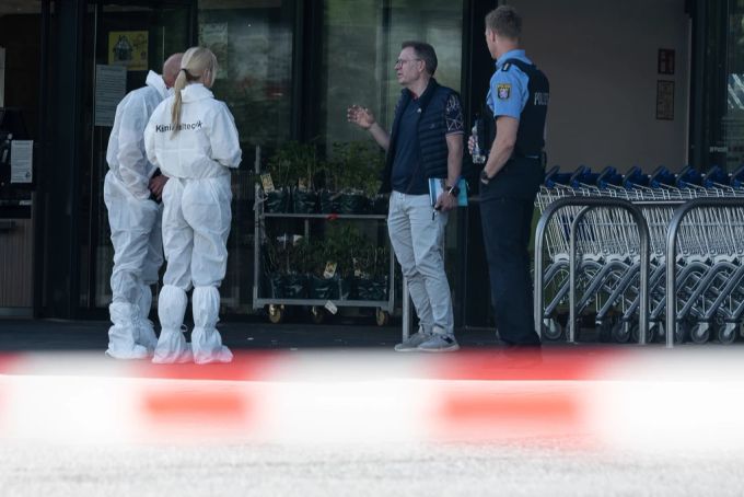 Nach der Schiesserei in einem Supermarkt in Schwalmstadt (D) sichern die Ermittler Spuren. schwalmstadt