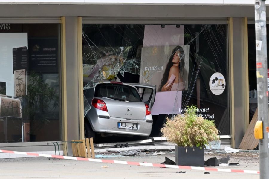 Das Auto landete in einem Geschäft der Parfümerie-Kette Douglas.