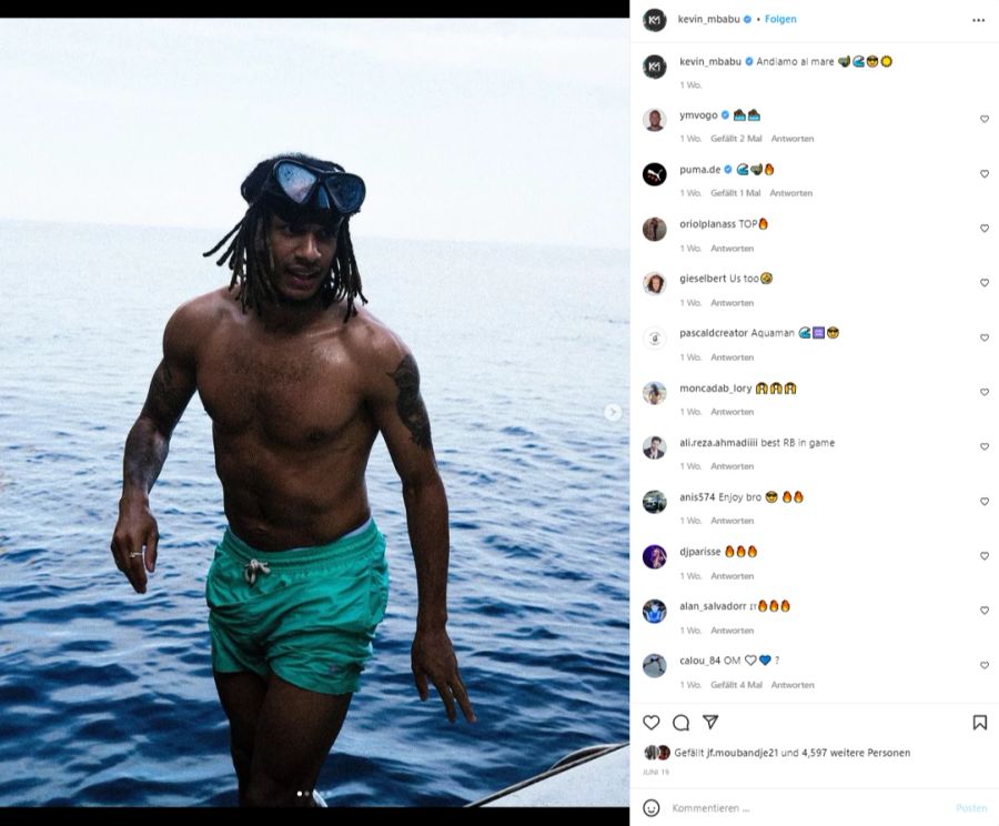 Kevin Mbabu setzt sich die Taucherbrille auf. Bei ihm dürften im Sommer noch Transferverhandlungen anstellen.