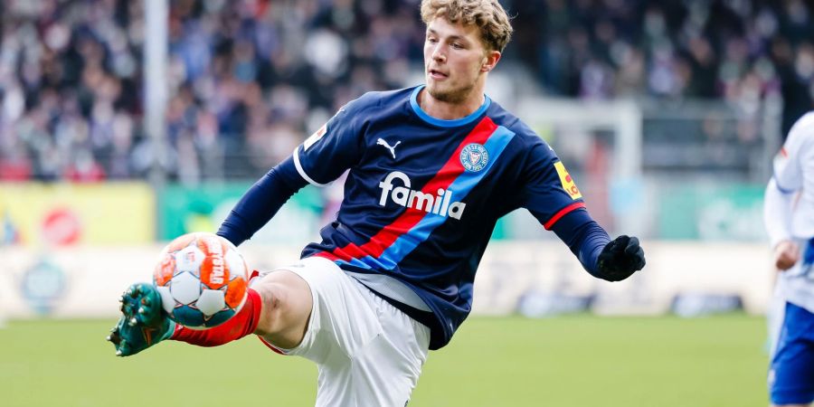 Wechselt fest zu Holstein Kiel: Jann-Fiete Arp spielt den Ball.