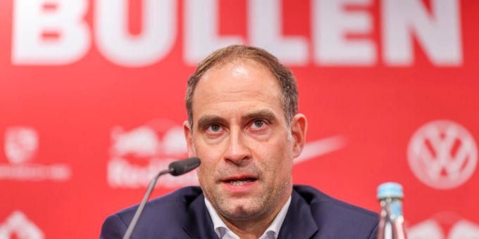 Vereinsvorsitzender und Geschäftsführer von RB Leipzig: Oliver Mintzlaff gibt ein Statement. Vereinsvorsitzender und Geschäftsführer von RB Leipzig: Oliver Mintzlaff gibt ein Statement.