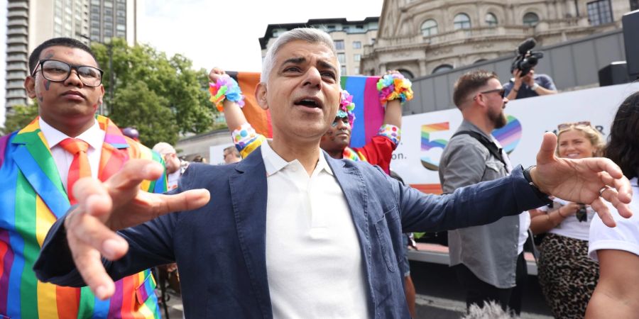 Der Londoner Bürgermeister Sadiq Khan sprach vor der Pride-Parade in London zu Medienvertretern.