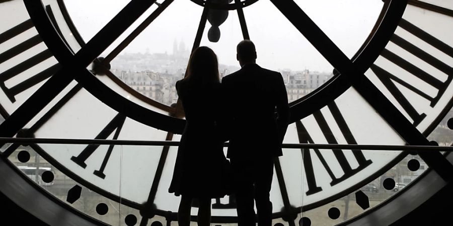 Der britische Prinz William und seine Frau Kate vor einem grossen Zifferblatt im Kunstmuseum Musee d'Orsay in Paris. (Archivbild)
