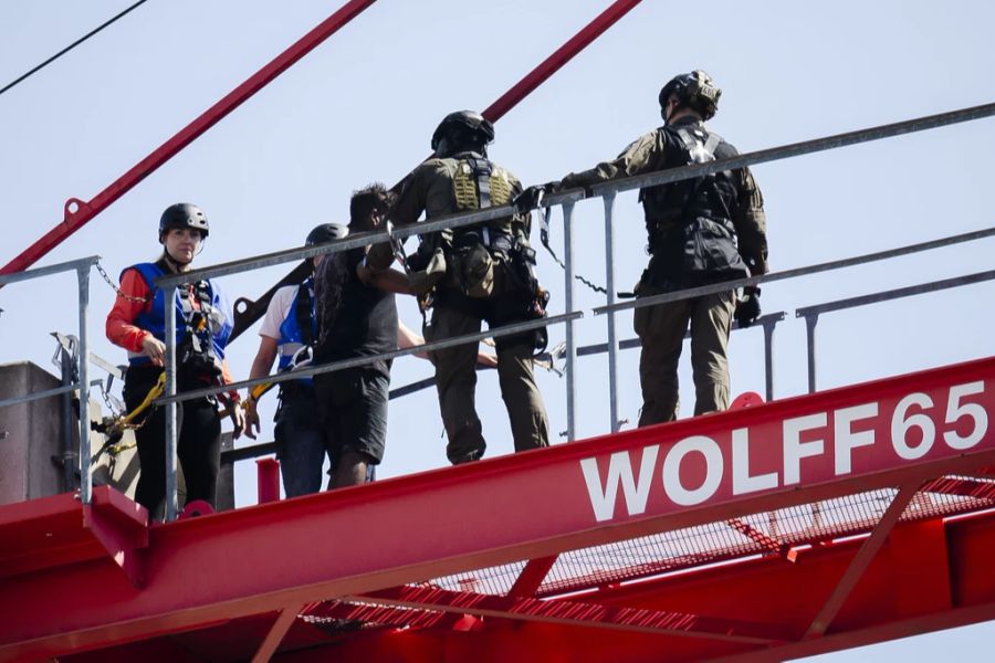 Einsatzkräfte konnten den Mann überreden, wieder herunterzukommen.