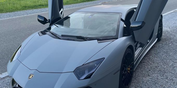 Flawil SG - Lamborghini fällt durch Lärm und Geschwindigkeit auf