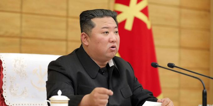 Kim Jong Un bei einer Dringlichkeitssitzung des Politbüros der Arbeiterpartei im Sitz des Zentralkomitees der Partei. Kim Jong Un
