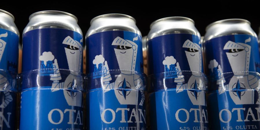 Bierdosen der Olaf Brewing Company der Marke Otan (Nato). Otan ist die Abkürzung für die Nato in den romanischen Sprachen.