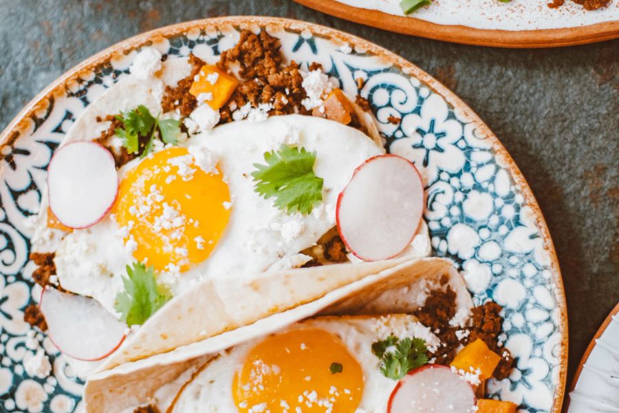 Tortilla Hackfleisch Spiegelei Radieschen Koriander