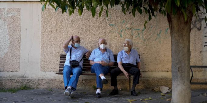 Männer sitzen in Italien im Schatten. Italien