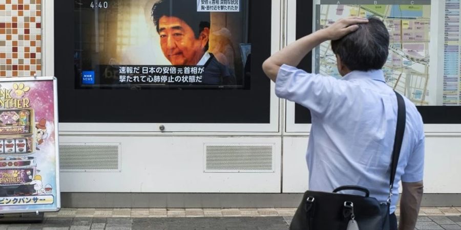 Japaner betrachtet Aufnahmen des getöteten Abe