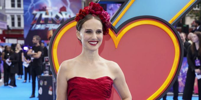 Natalie Portman erscheint an der «Thor»-Premiere in einem roten Minikleid von Dior. Natalie Portman thor