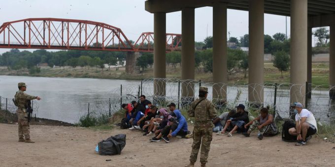 Migranten warten am Rio Grande auf die Ankunft von US-Grenzschutzbeamten. Eine Regelung der Gesundheitsbehörde CDC ermöglicht unter Verweis auf pandemiebedingte Gesundheitsrisiken, die meisten ohne gültige Papiere ins Land gelangten Menschen rasch wieder abzuschieben. Migranten warten am Rio Grande auf die Ankunft von US-Grenzschutzbeamten. Eine Regelung der Gesundheitsbehörde CDC ermöglicht unter Verweis auf pandemiebedingte Gesundheitsrisiken, die meisten ohne gültige Papiere ins Land gelangten Menschen rasch wieder abzuschieben.