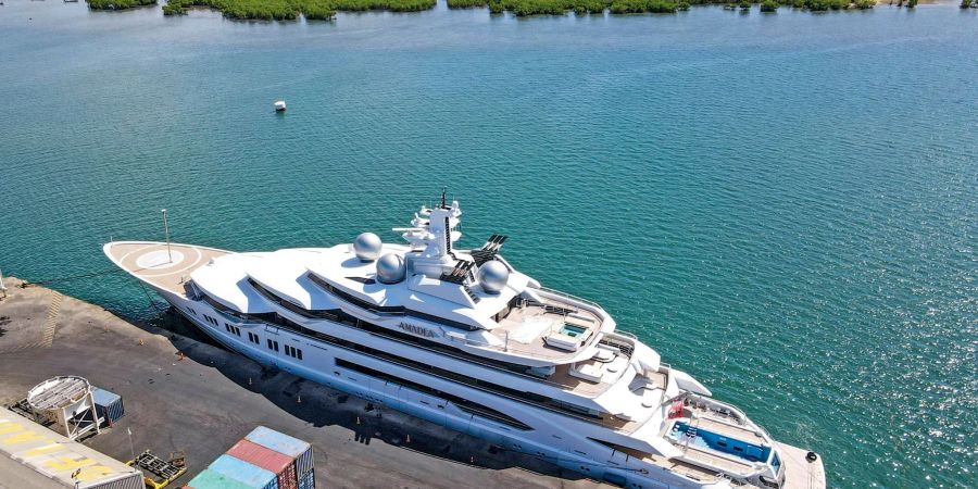 Die Superjacht «Amadea» liegt im Containerhafen von Lautoka auf Fidschi vor Anker.