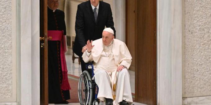 Papst Franziskus im Rollstuhl Papst Franziskus im Rollstuhl