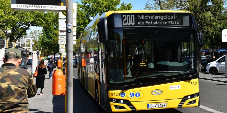 Ein BVG-E-Bus der Linie 200 an einer Haltestelle in Berlin.