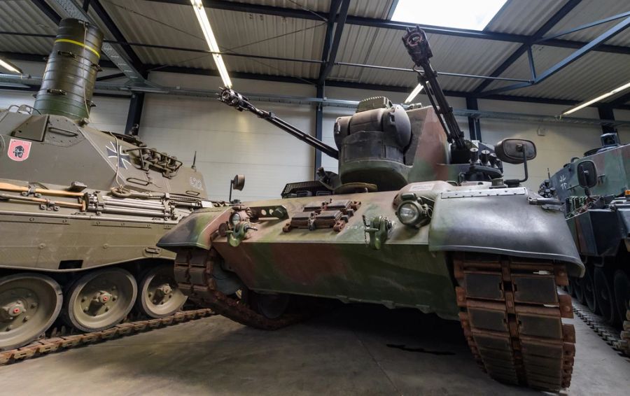 Ein Flugabwehrkanonenpanzer der Bundeswehr vom Typ Gepard steht im Deutschen Panzermuseum Munster.