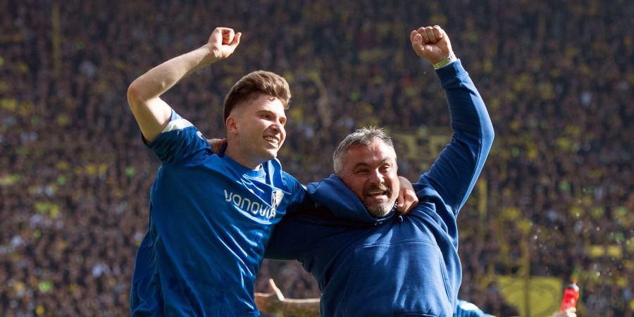 Bochums Trainer Thomas Reis (r) und Elvis Rexhbecaj feiern ausgelassen den Klassenverbleib des VfL.