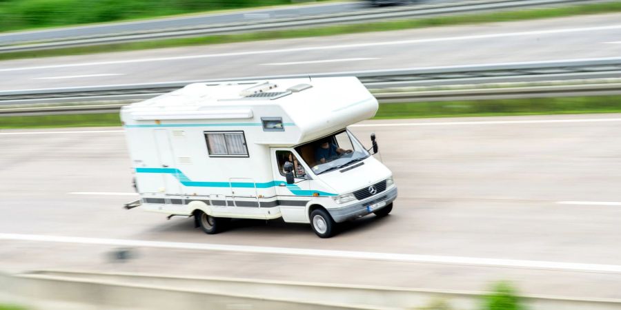 Wer mit einem Wohnmobil unterwegs ist, sollte mehr Zeit einplanen, und sich vorab mit den Besonderheiten des Fahrzeuges vertraut machen.