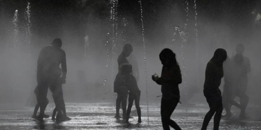 Suche nach Erfrischung in einem Brunnen von Madrid