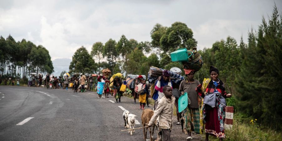 Menschen in Kibumba in der Demokratischen Republik Konglo fliehen Ende Mai vor Kämpfen zwischen kongolesischen Streitkräften und Rebellen in das benachbarte Uganda.