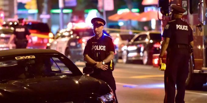 Polizisten in Toronto sichern einen Ort nach einer Schiesserei. (Symbolbild) toronto