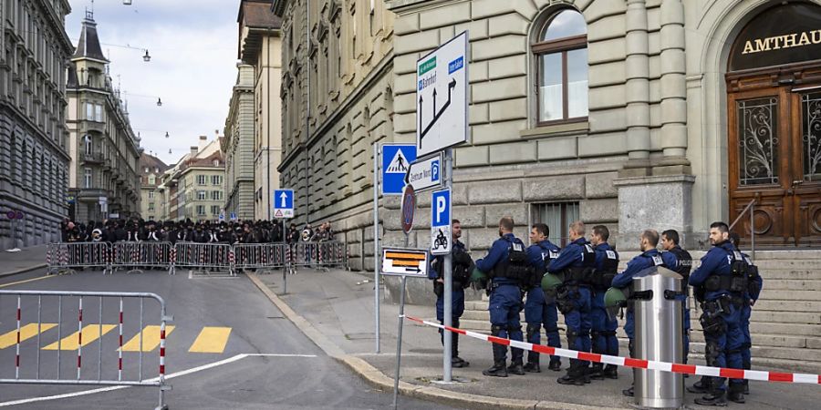 Polizisten vor dem Berner Amthaus bei Beginn des Rockerprozesses Ende Mai. An diesem Donnerstag  wird das Gerichtsgebäude wieder abgeriegelt werden.